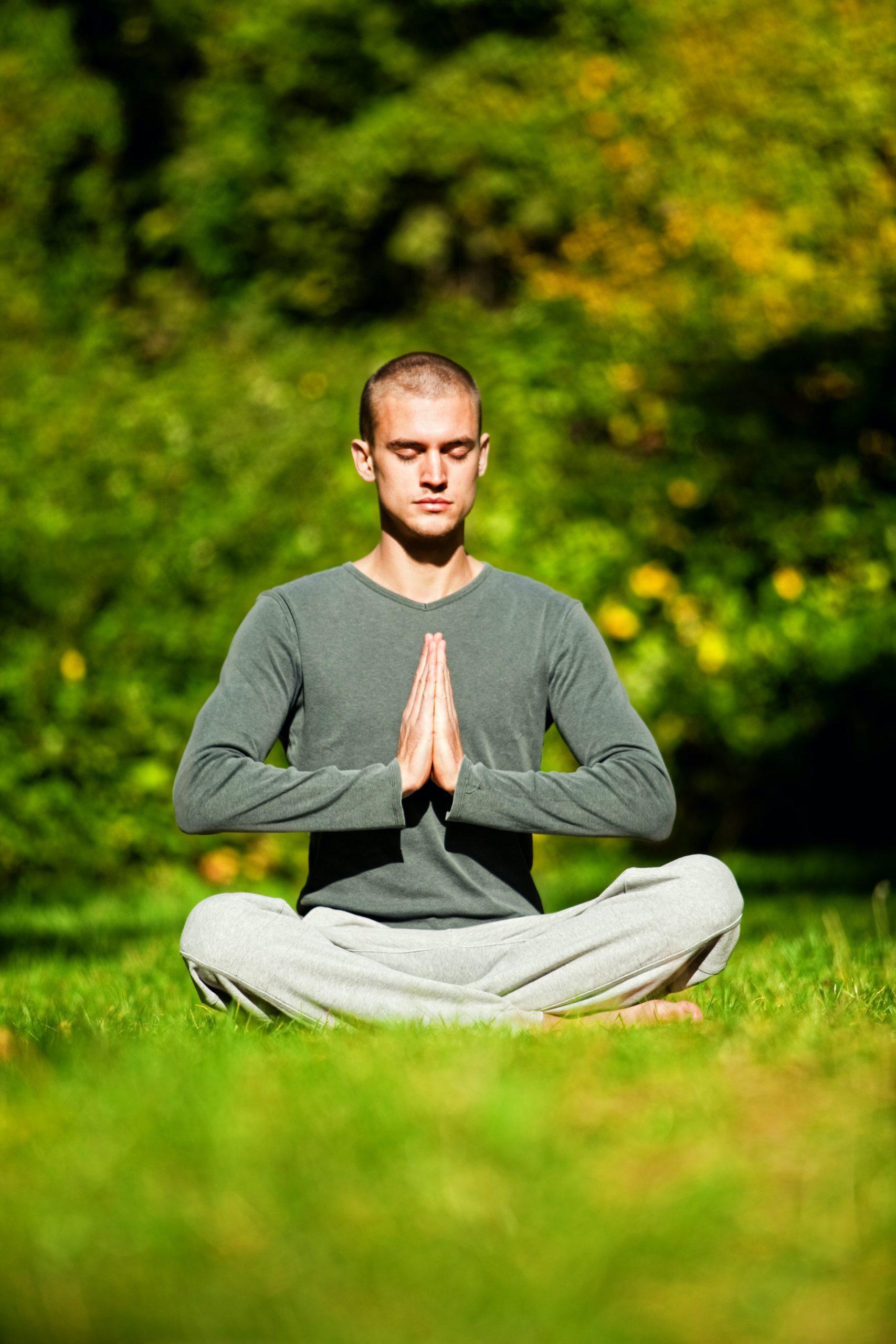 Homme qui fait de la méditation dans son jardin