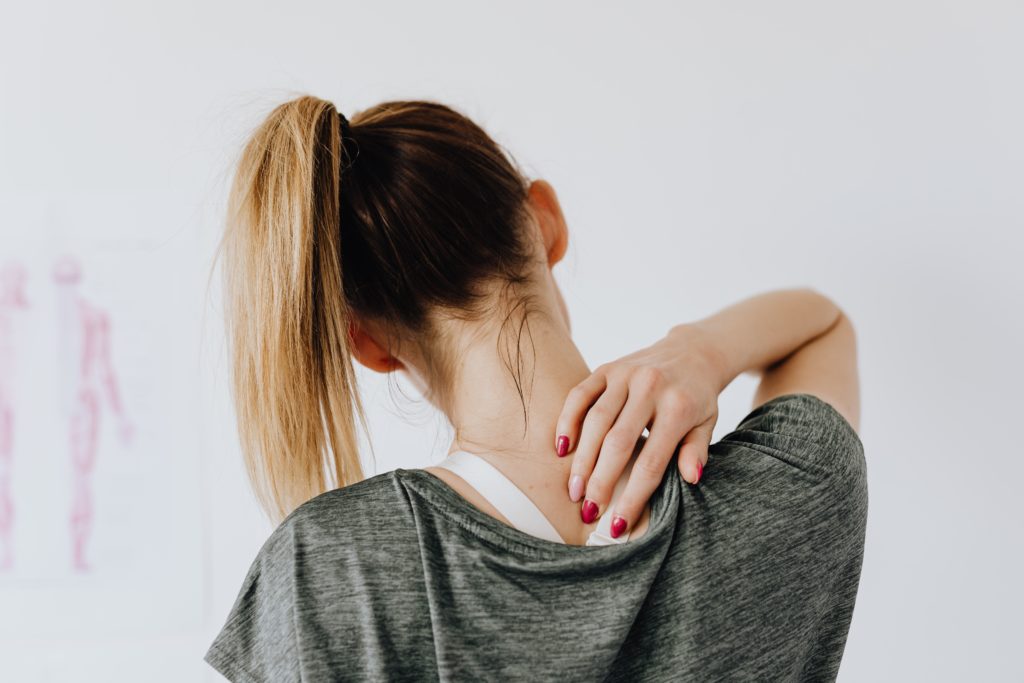 Femme qui a mal au dos