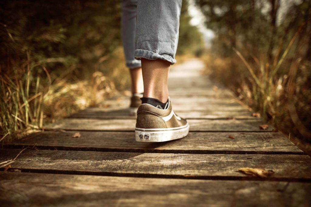 Pieds qui marchent