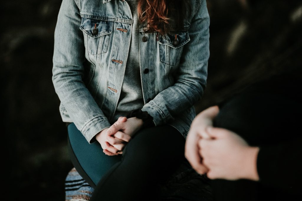 Femme avec les mains croisées